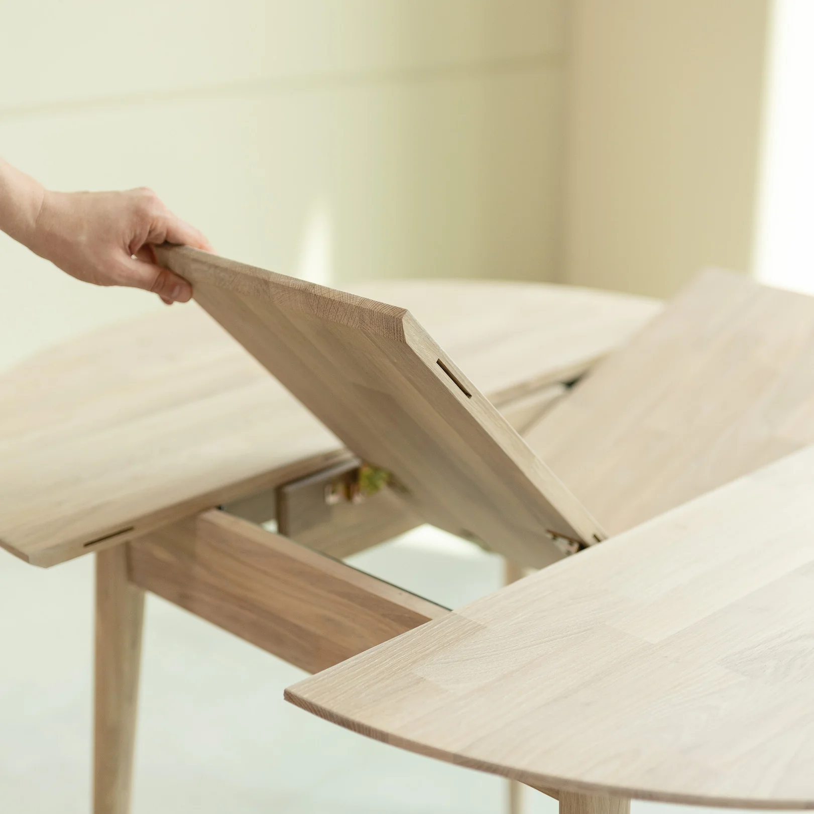 Set Escandi 3 massief houten tafel en twee ISKU stoelen - Image 10