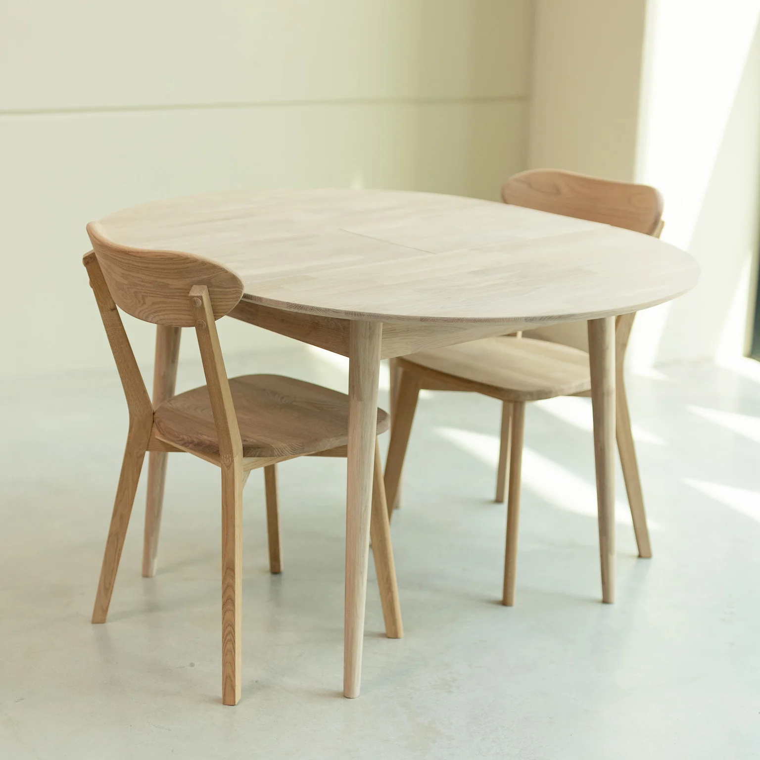 Set Escandi 3 massief houten tafel en twee ISKU stoelen - Image 7