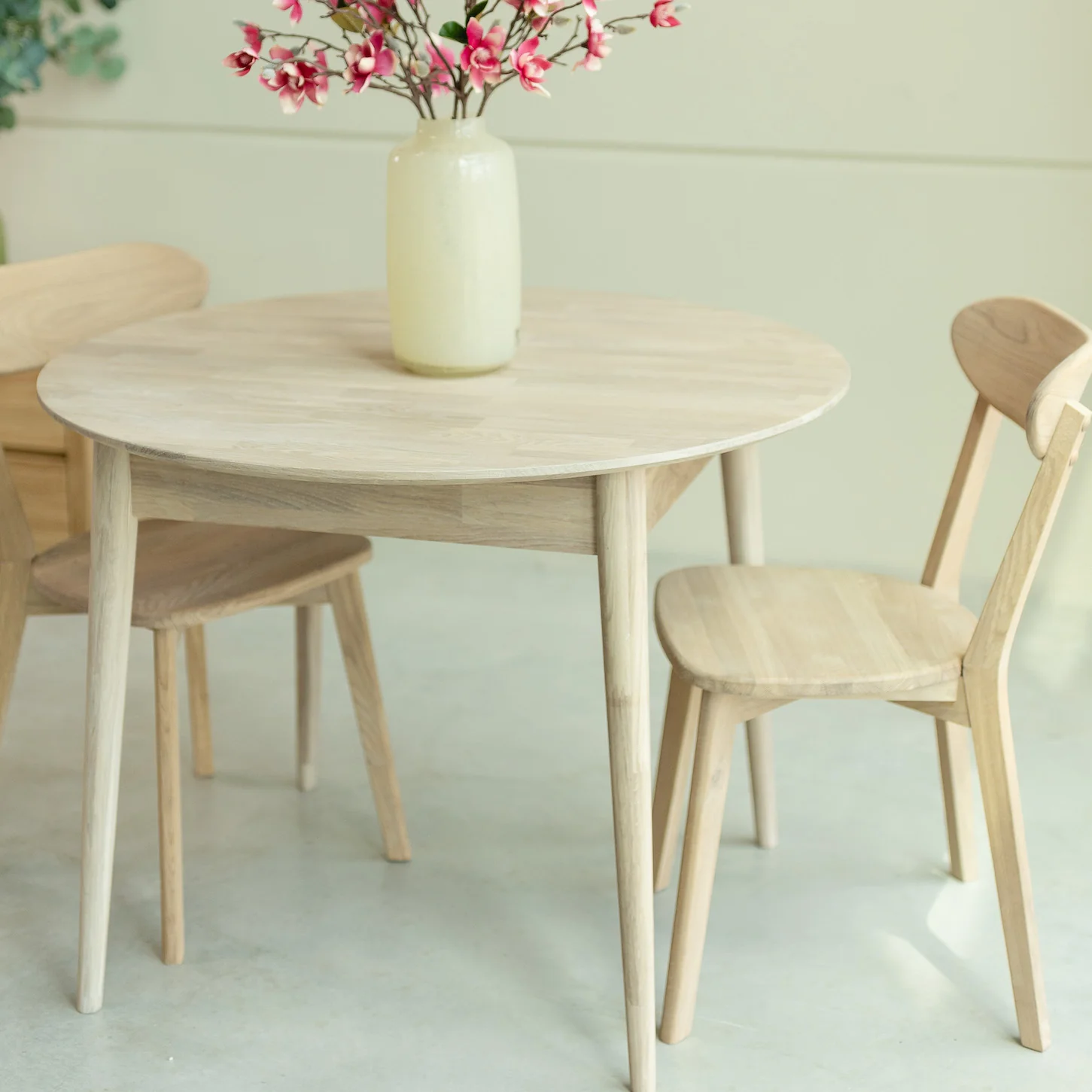 Set Escandi 3 massief houten tafel en twee ISKU stoelen - Image 9