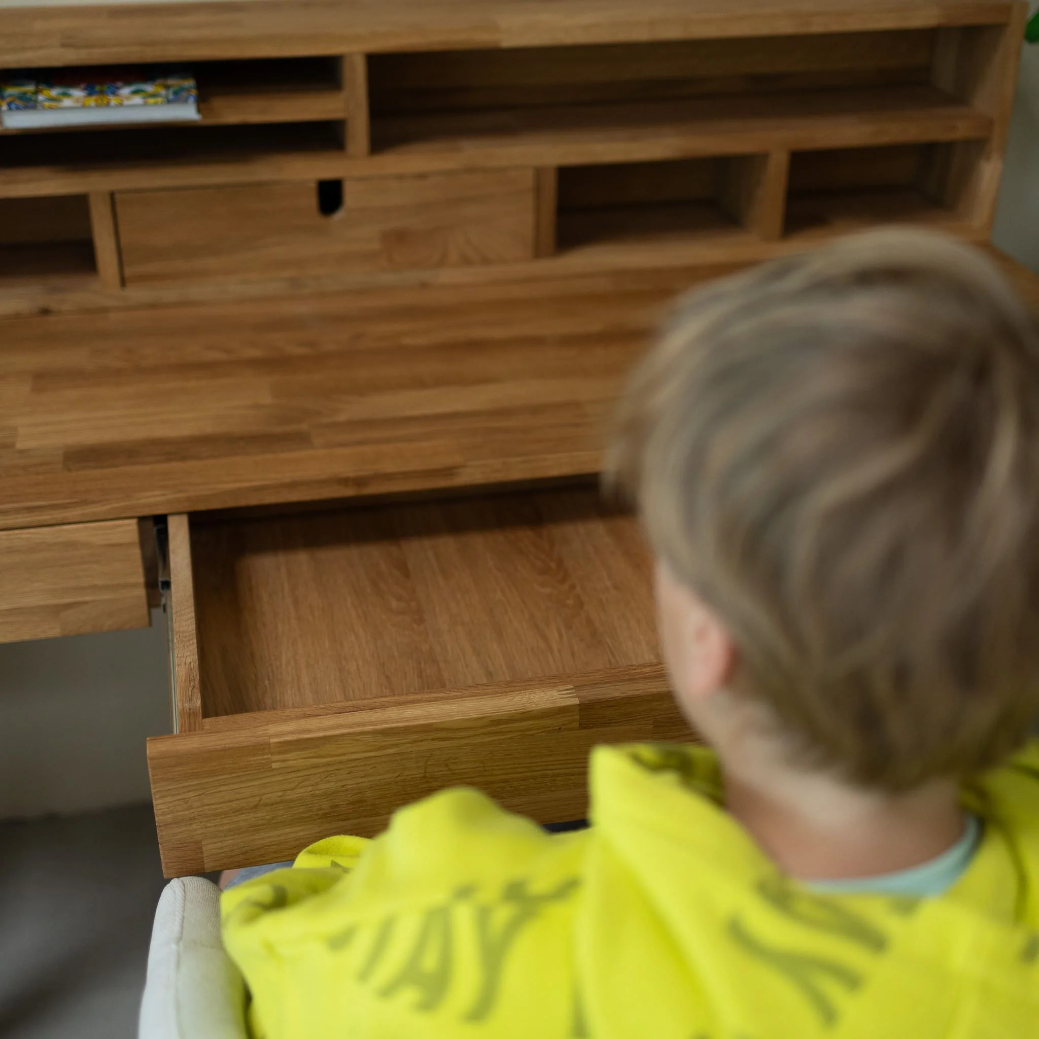 Einstein 2 massief eikenhouten bureau met zwevend boekenrek | NordicStory - Image 7