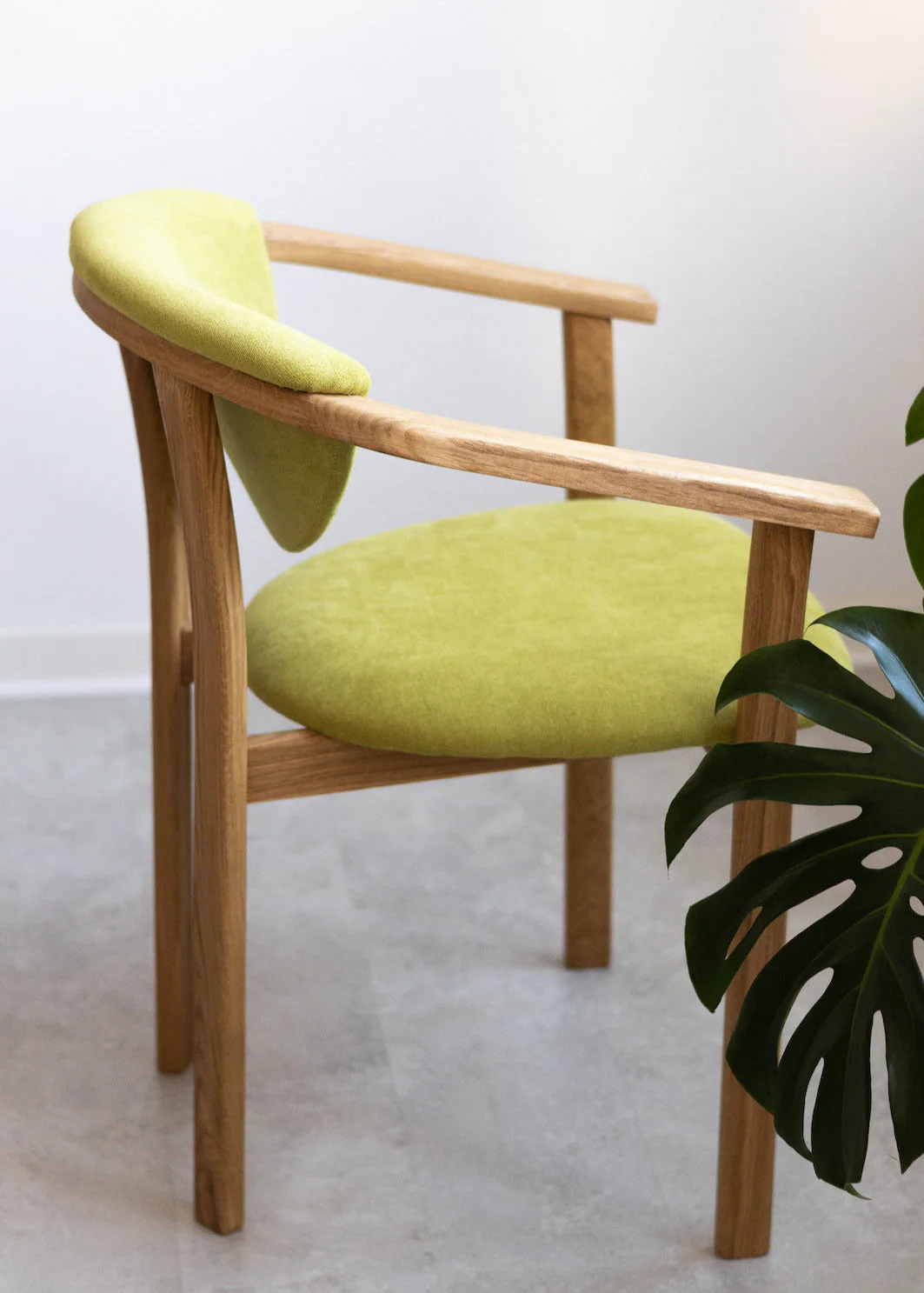 Set van 2 of 4 Alexis eetkamerstoelen, frame van massief eiken, bekleding in levend groen | NordicStory - Image 3