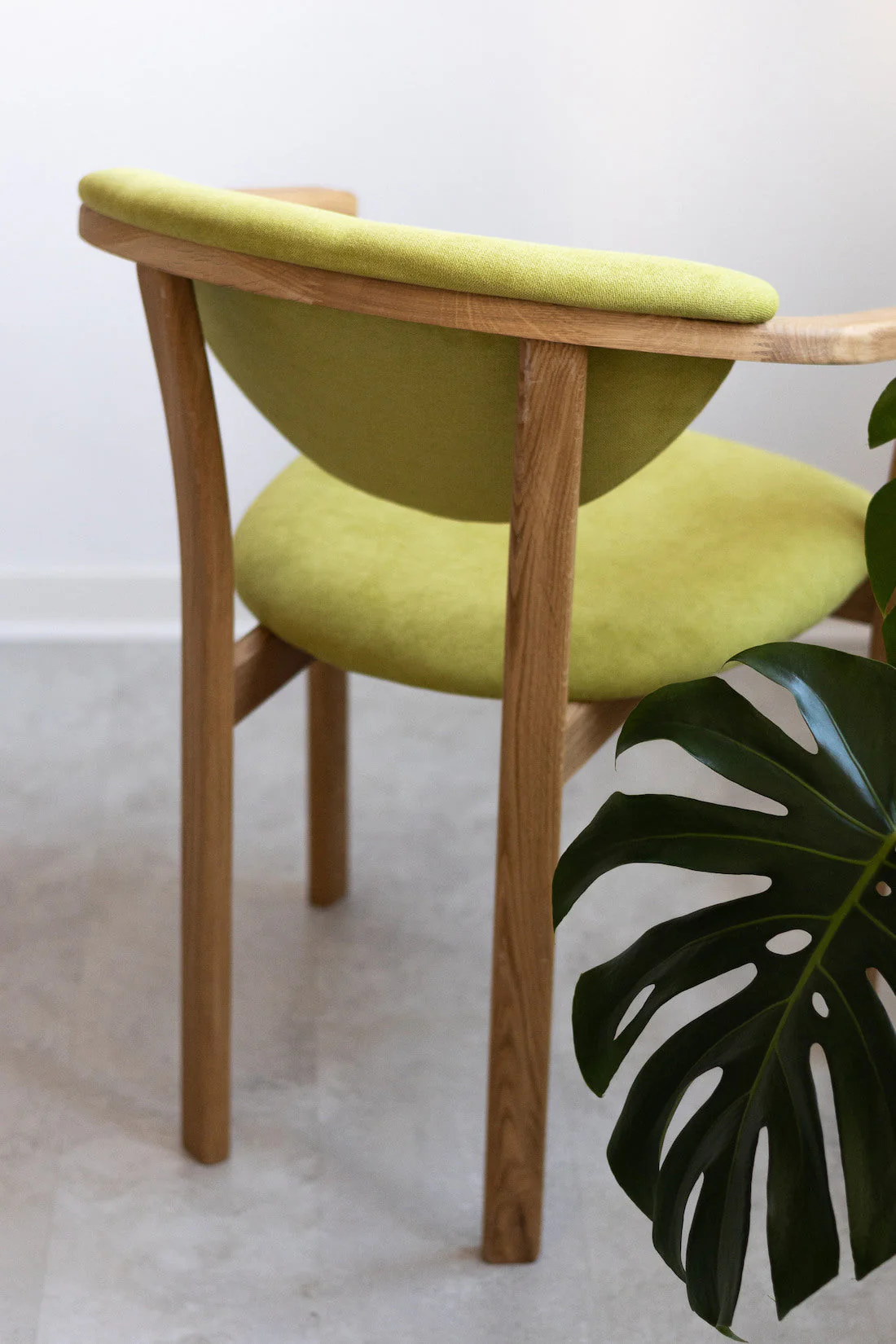 Set van 2 of 4 Alexis eetkamerstoelen, frame van massief eiken, bekleding in levend groen | NordicStory - Image 4