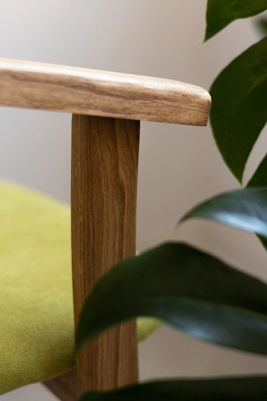 Set van 2 of 4 Alexis eetkamerstoelen, frame van massief eiken, bekleding in levend groen | NordicStory - Image 8