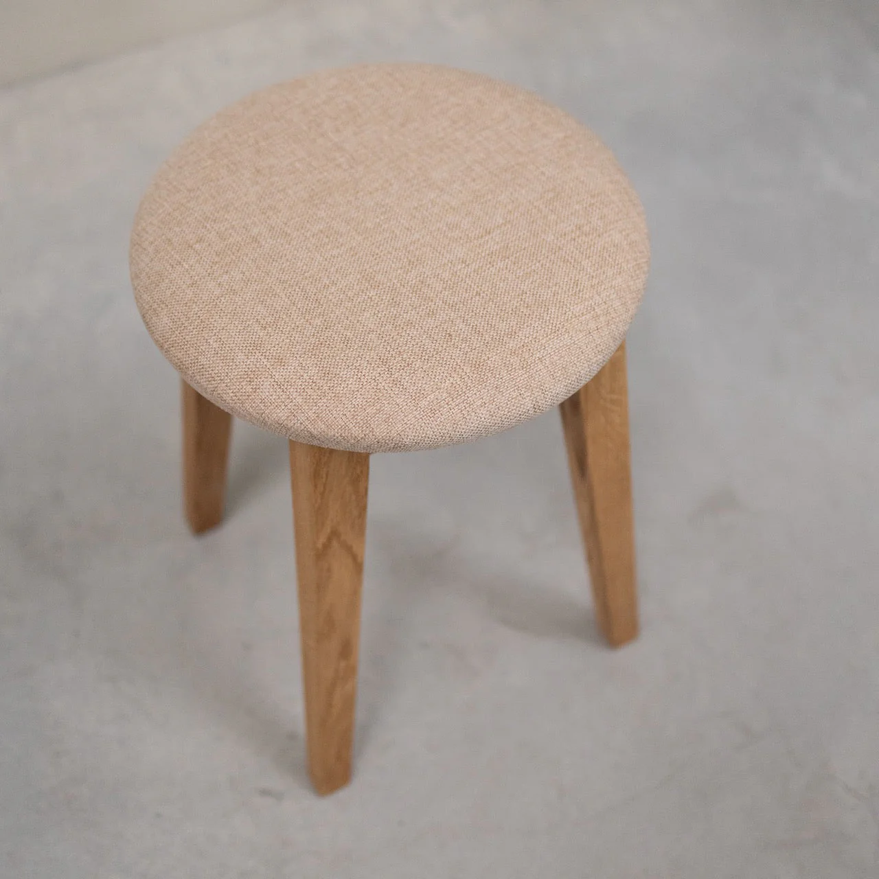 Set van 2 of 4 massief houten eetkrukken Diana, gestoffeerd | NordicStory - Image 10