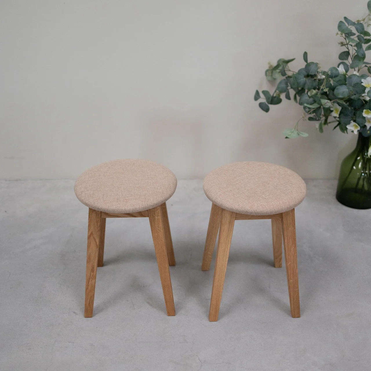 Set van 2 of 4 massief houten eetkrukken Diana, gestoffeerd | NordicStory - Image 2