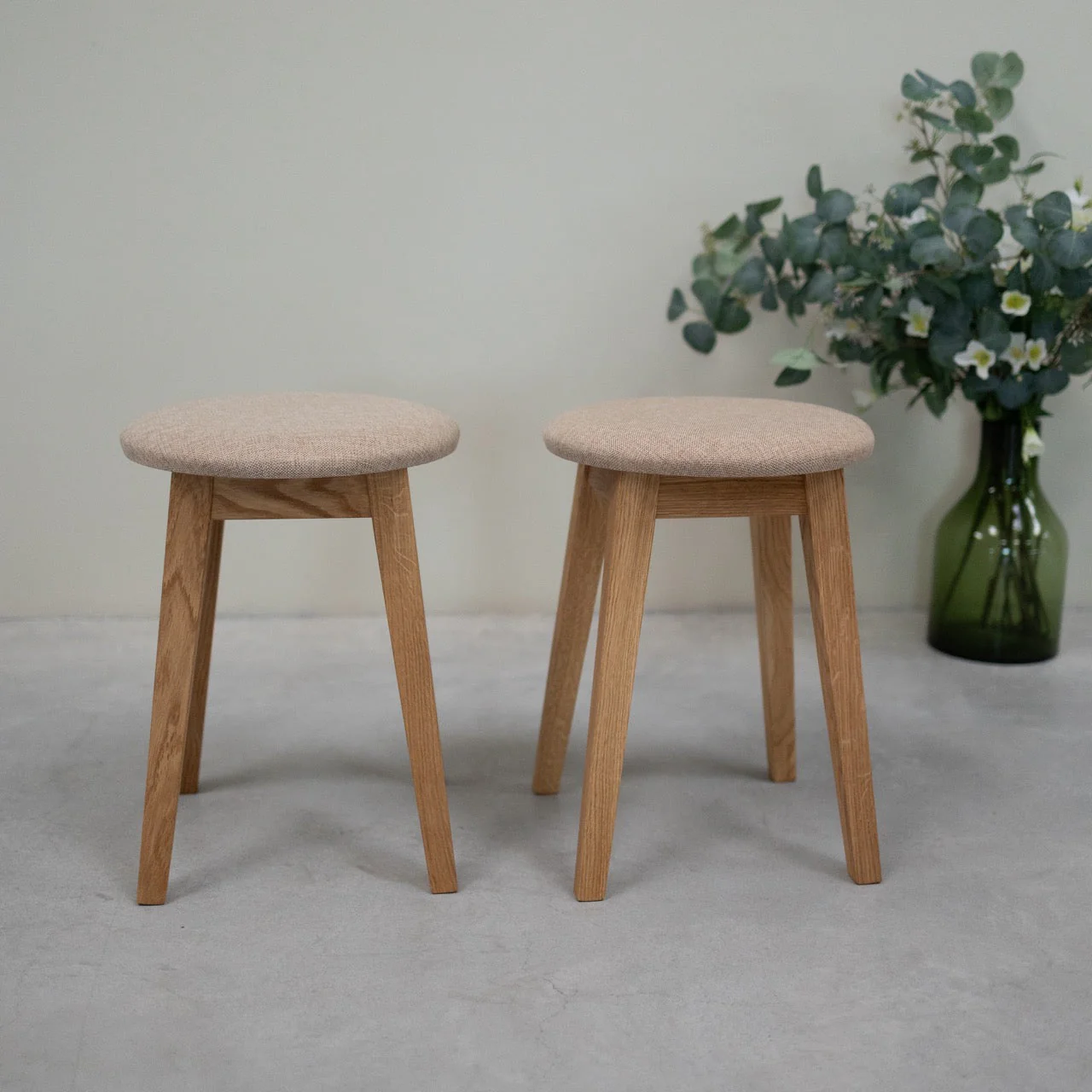 Set van 2 of 4 massief houten eetkrukken Diana, gestoffeerd | NordicStory - Image 3