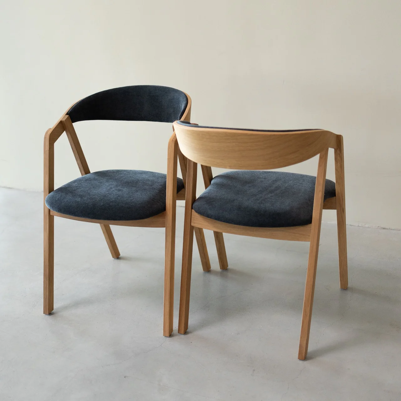 Set van 2 of 4 Knut-eetkamerstoelen van massief eikenhout, bekleed in beige/antracietgrijs | NordicStory