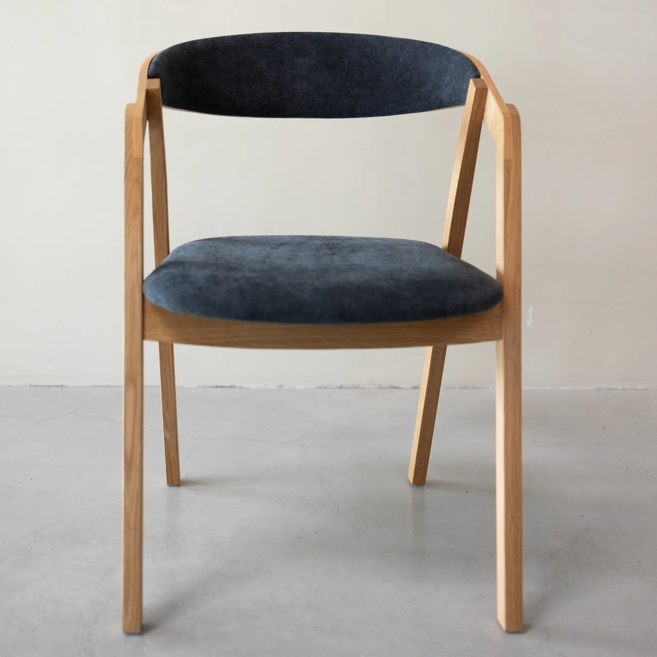 Set van 2 of 4 Knut-eetkamerstoelen van massief eikenhout, bekleed in beige/antracietgrijs | NordicStory - Image 3