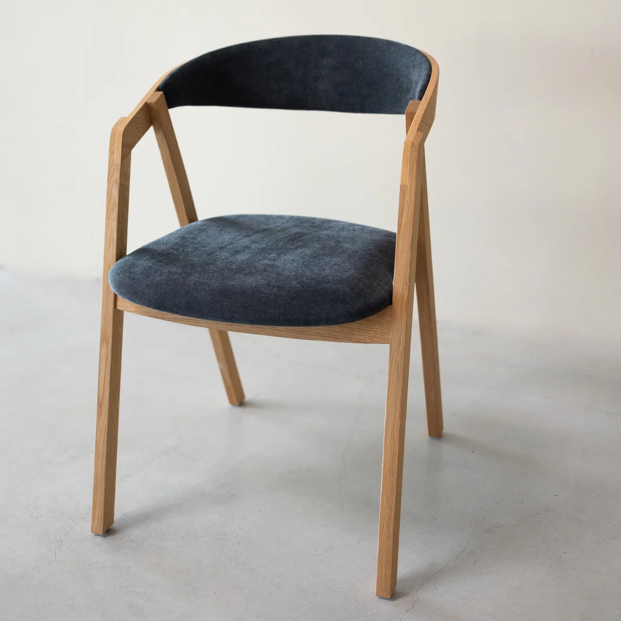 Set van 2 of 4 Knut-eetkamerstoelen van massief eikenhout, bekleed in beige/antracietgrijs | NordicStory - Image 4