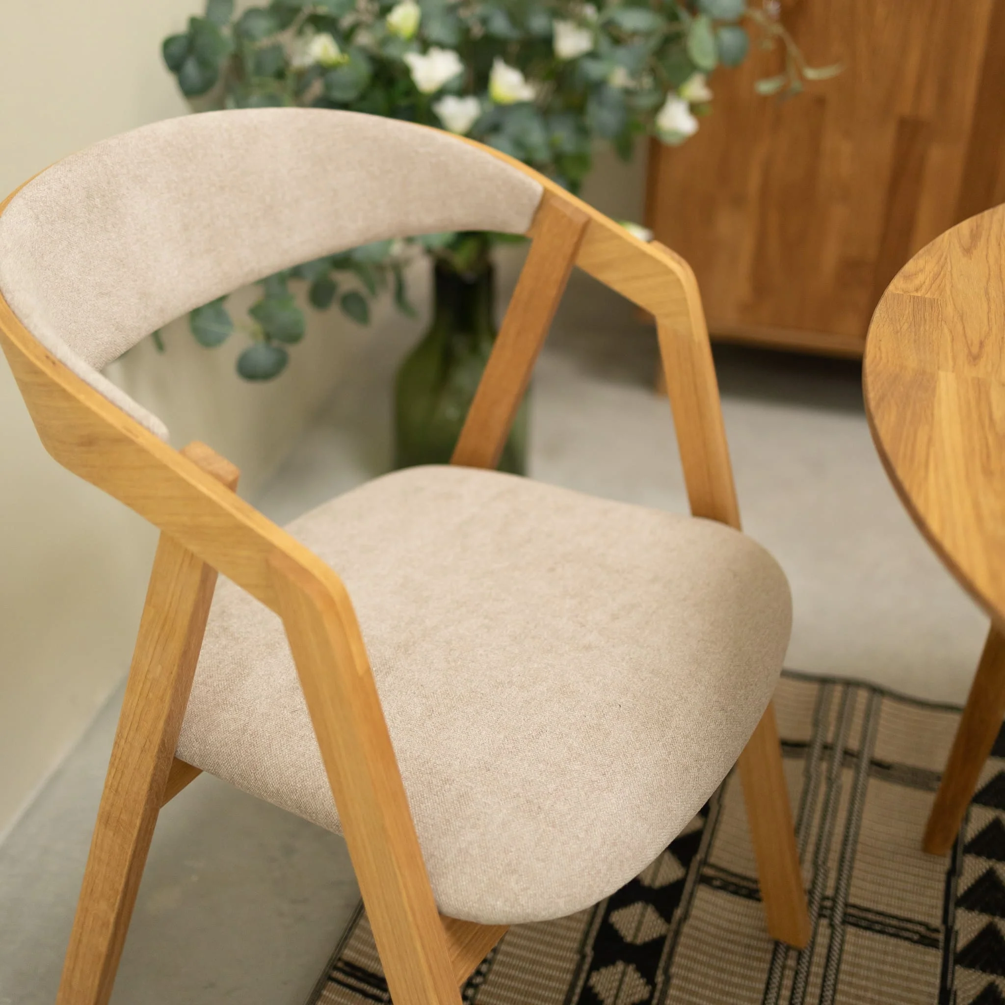 Set van 2 of 4 Knut-eetkamerstoelen van massief eikenhout, bekleed in beige/antracietgrijs | NordicStory - Image 9