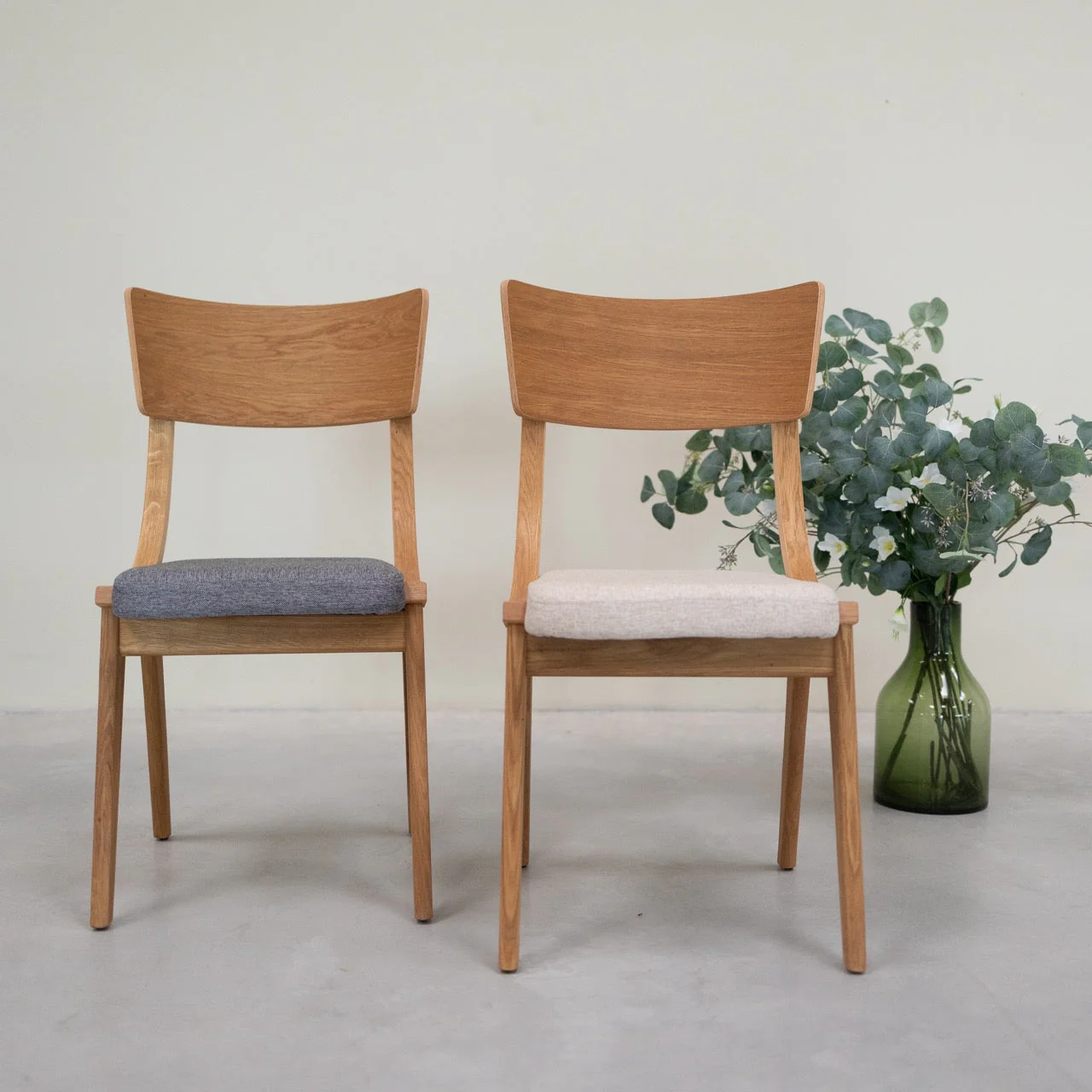 Set van 2 of 4 Lucas-eetkamerstoelen van massief eikenhout, met grijze of beige bekleding | NordicStory