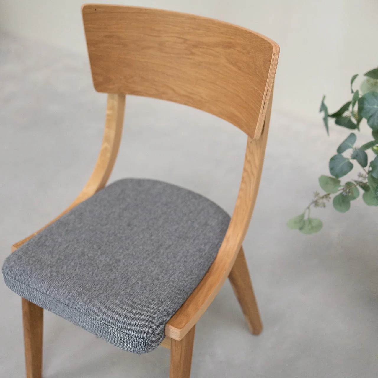 Set van 2 of 4 Lucas-eetkamerstoelen van massief eikenhout, met grijze of beige bekleding | NordicStory - Image 2