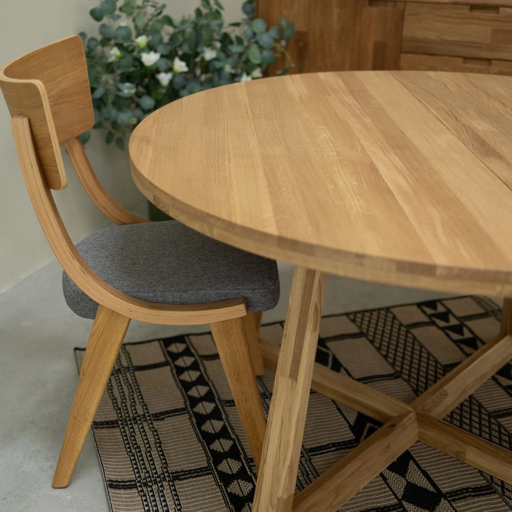 Set van 2 of 4 Lucas-eetkamerstoelen van massief eikenhout, met grijze of beige bekleding | NordicStory - Image 8