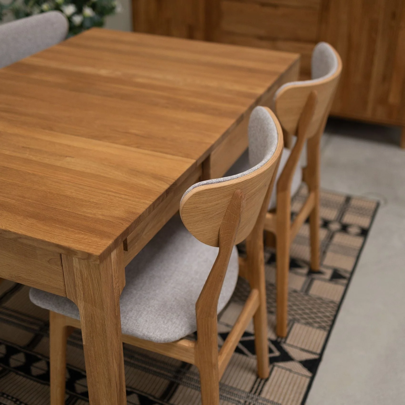 Set van 2 of 4 Maxwell-eetkamerstoelen van massief eikenhout, gestoffeerd | NordicStory - Image 10