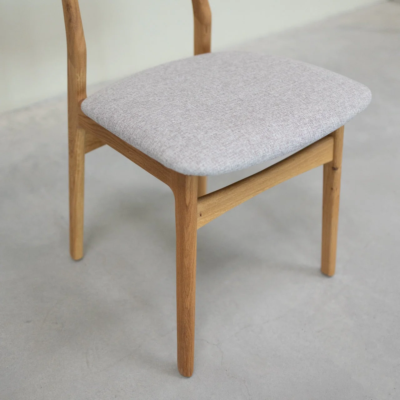 Set van 2 of 4 Maxwell-eetkamerstoelen van massief eikenhout, gestoffeerd | NordicStory - Image 8