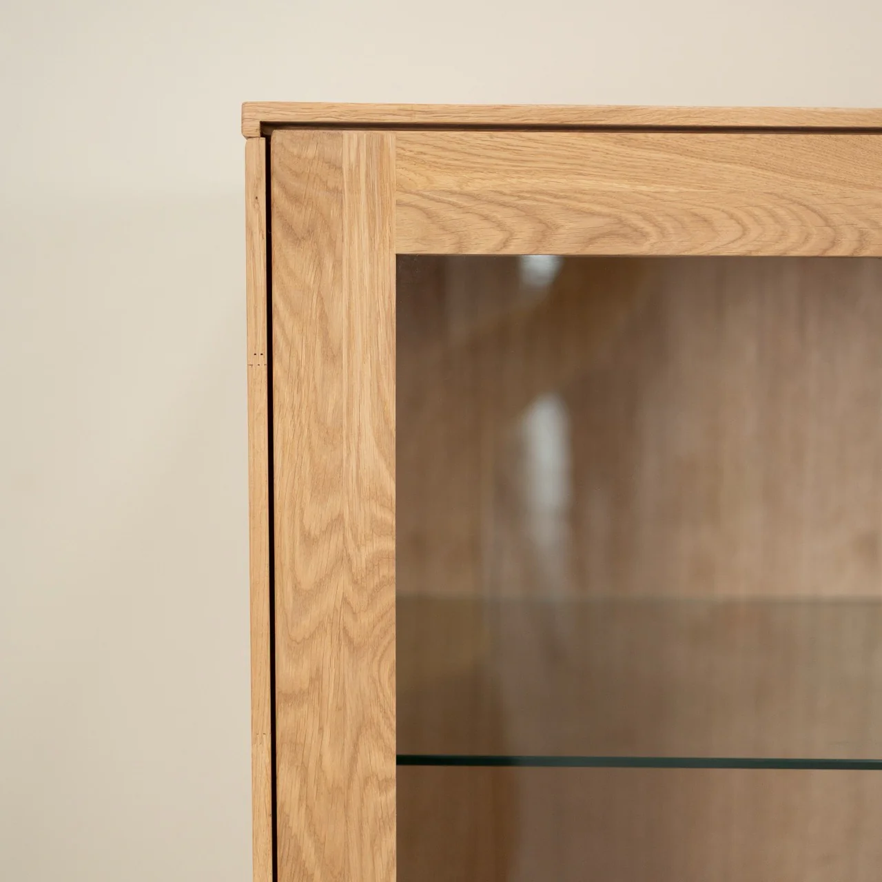 Vitrinekast van massief eikenhout van Escandi Atelier | NordicStory - Image 6